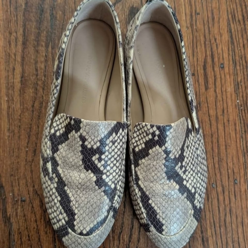 Banana Republic Beige and Black Snakeskin Loafers